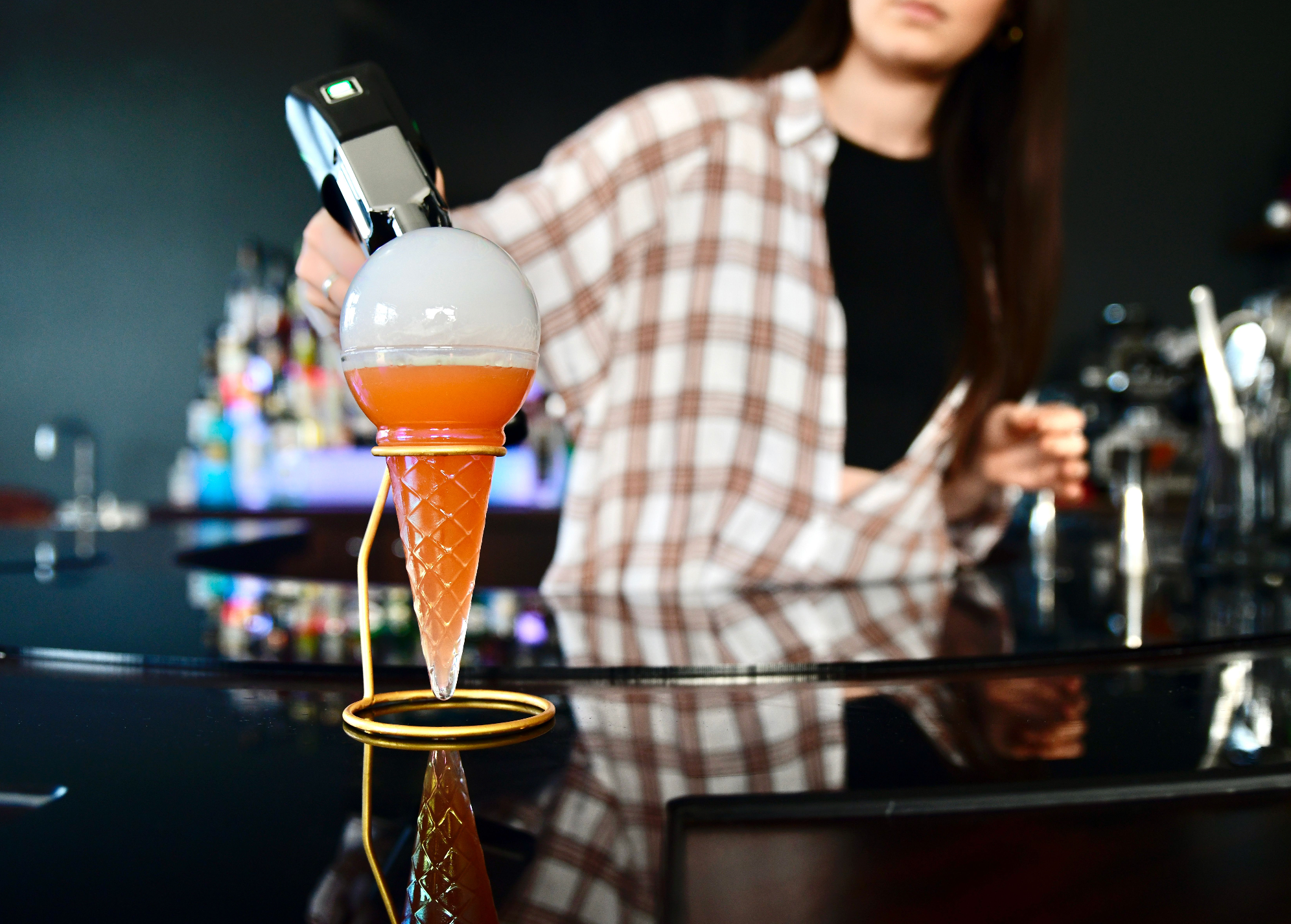 How and Why Bartenders Use a Flavour Blaster to Make Drinks